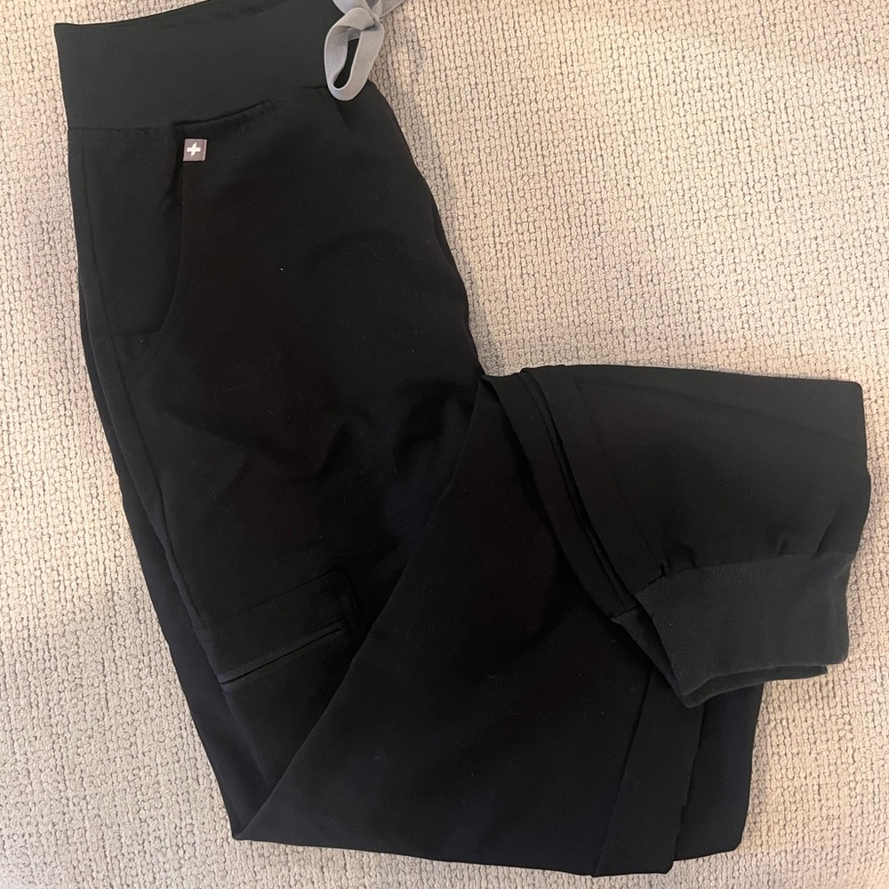 Black FIGS Zamora Jogger Scrub pants